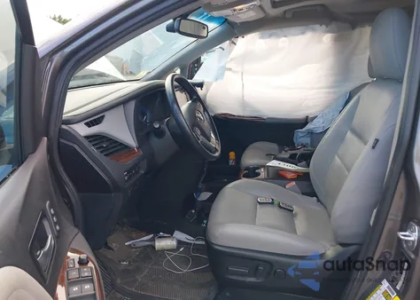 2017 Toyota Sienna Limited Premium 7 Passenger z USA, uszkodzony, nr VIN 5TDDZ3DC2HS161116